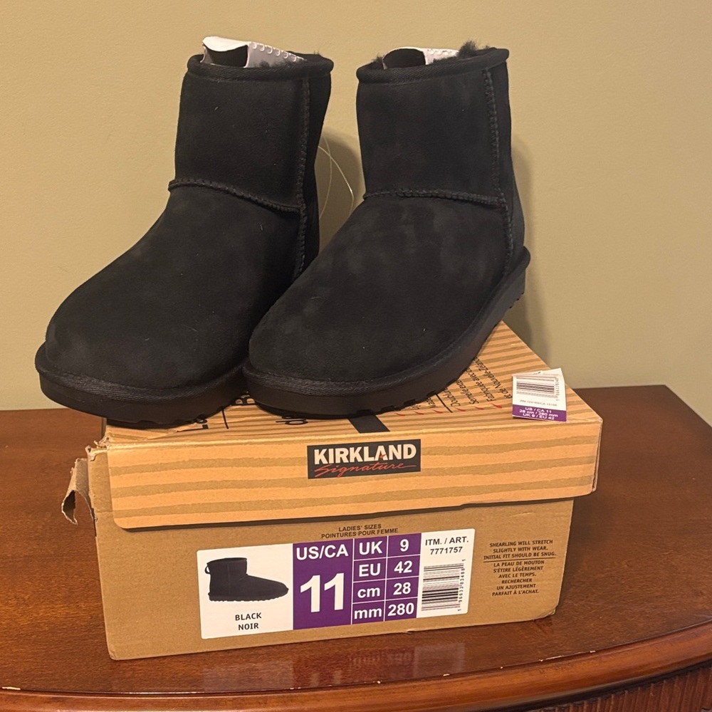 Kirkland Signature Black Shearling lined Boots size 11